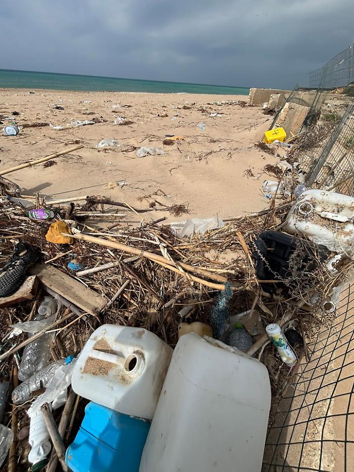 Ragusa, a Passo Marinaro un mare di rifiuti lungo la costa