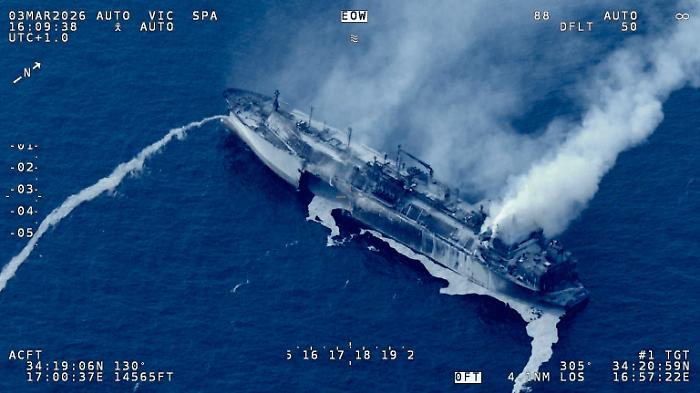 La petroliera russa in fiamme alla deriva spinta dalle correnti verso Lampedusa