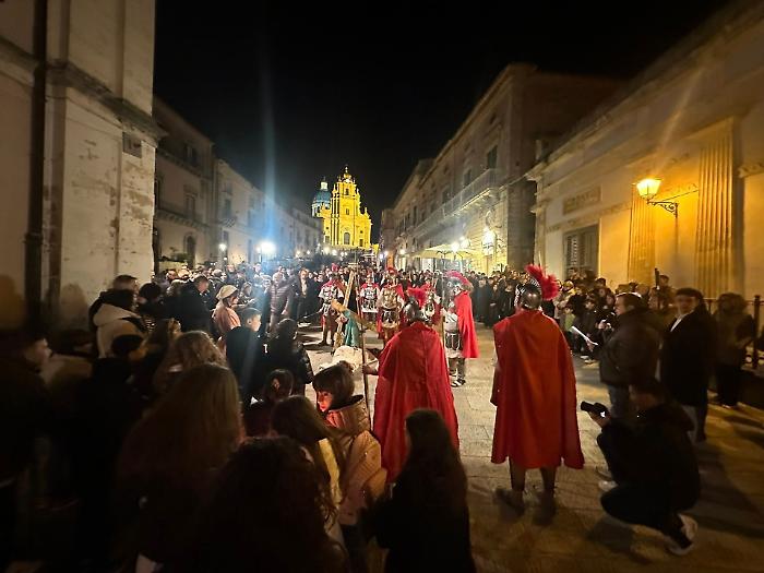 Ragusa, il racconto che parla al cuore con la Via Crucis vivente promossa dai giovani della parrocchia di San Giorgio