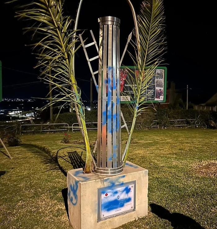 Le rivalit&agrave; religiose a Ispica, vandalizzata la stele dei Cavari