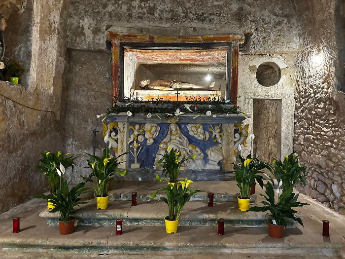 Scicli, il sepolcro nella chiesa rupestre del Calvario affascina i fedeli e i turisti