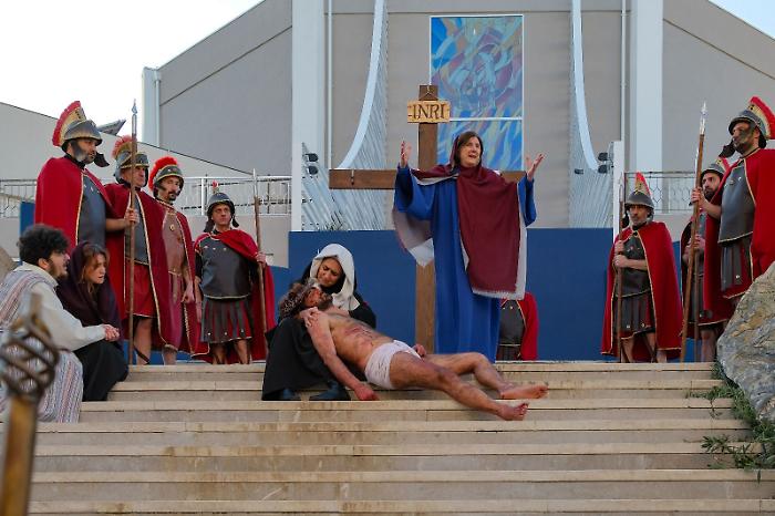 Un grande spazio di preghiera condivisa, a Ragusa la Via Crucis vivente della parrocchia del Sacro Cuore di Ges&ugrave;