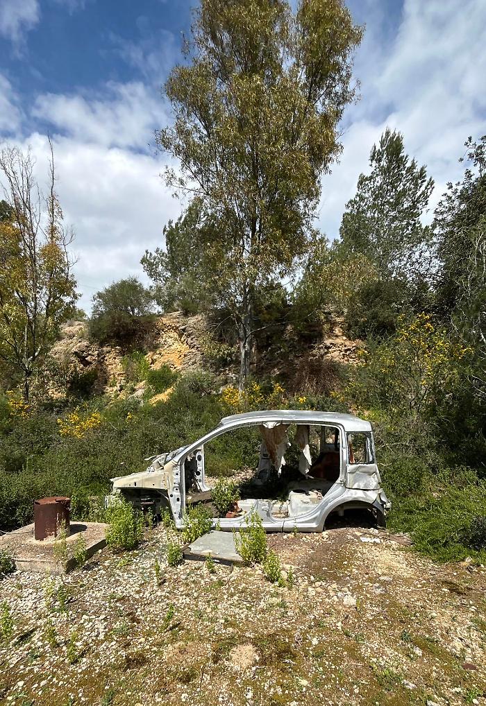 Vittoria, nel cuore del boschetto anche un'auto completamente smantellata