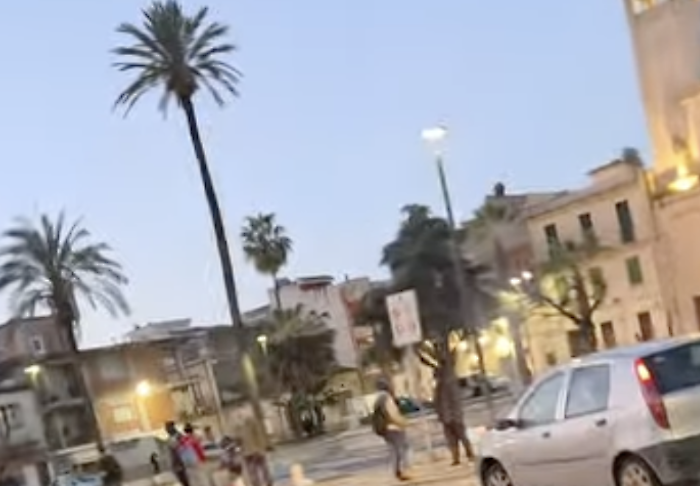 Vittoria, ecco come si reclutano i braccianti all'alba in piazza