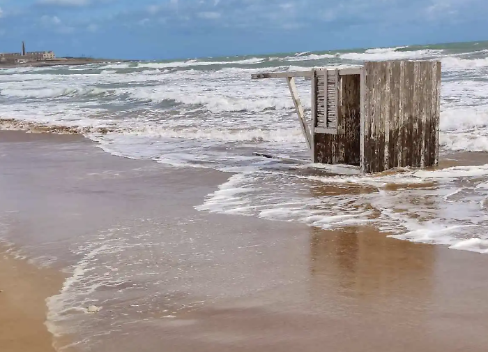 Sampieri, neanche con il ciclone Harry: il moto ondoso distrugge una garitta