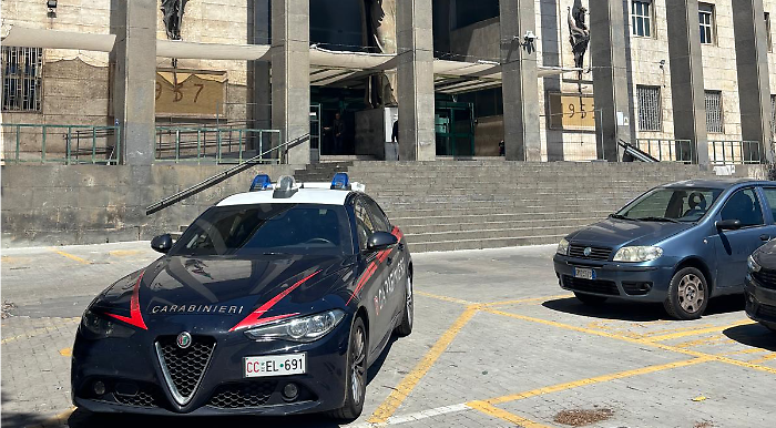 Panico davanti al tribunale: "Voglio parlare con il procuratore". E minaccia di darsi fuoco