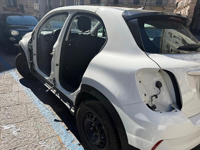 Catania, un'altra 500XL lasciata senza sportelli e fari: l'amaro risveglio di un gruppo di turisti