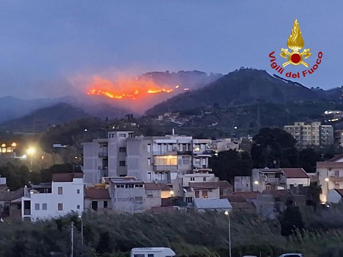Incendi e vento di scirocco, Messina sotto pressione: roghi a Salice e disagi sulla A20