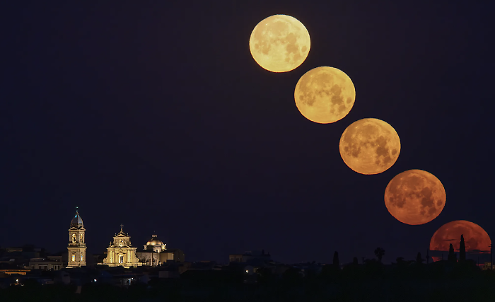 Se la luna si inchina sulle meraviglie architettoniche di Ispica