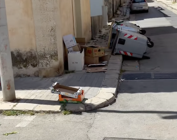 Ragusa, i residenti denunciano: "A piazza Solferino ogni gioved&igrave; uno spettacolo indegno, altro che decoro"