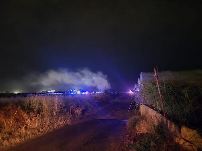 Donnalucata, incendio notturno dinanzi a un locale balneare