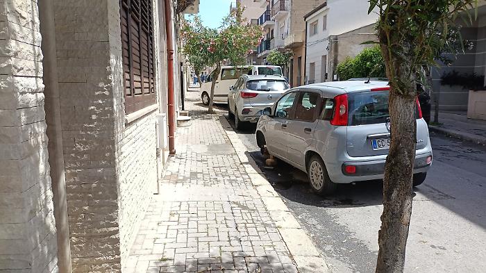 Vittoria: buca con l'auto, la lascia in sosta per ripararla e gli rubano lo pneumatico