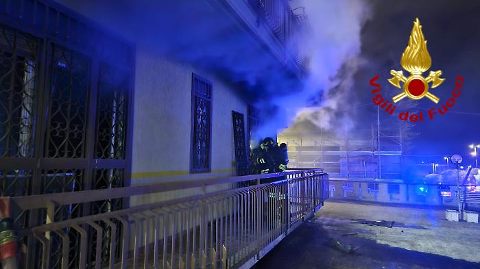 Stabile in fiamme a San Gregorio: salvati in due