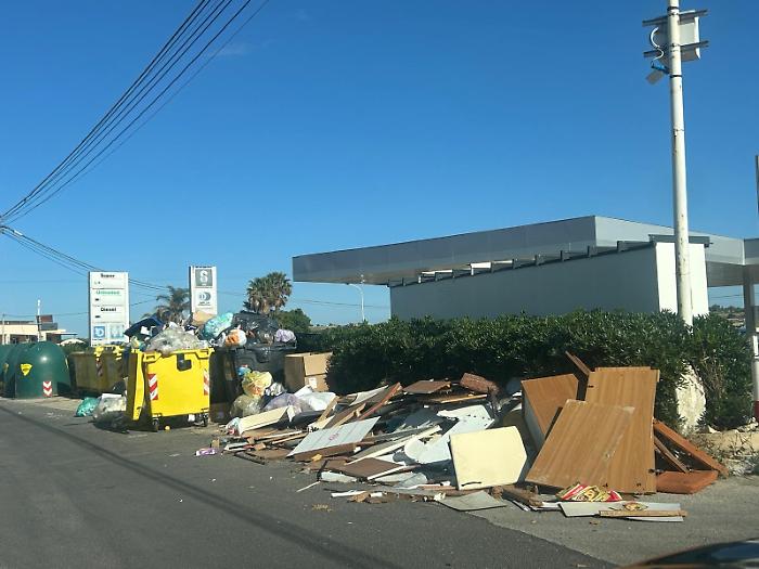 Multe, reato penale e patente ritirata a chi scarica rifiuti in strada: Modica dichiara guerra alle discariche abusive