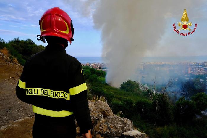 Brucia il polmone verde della Timpa fra polemiche e denunce 