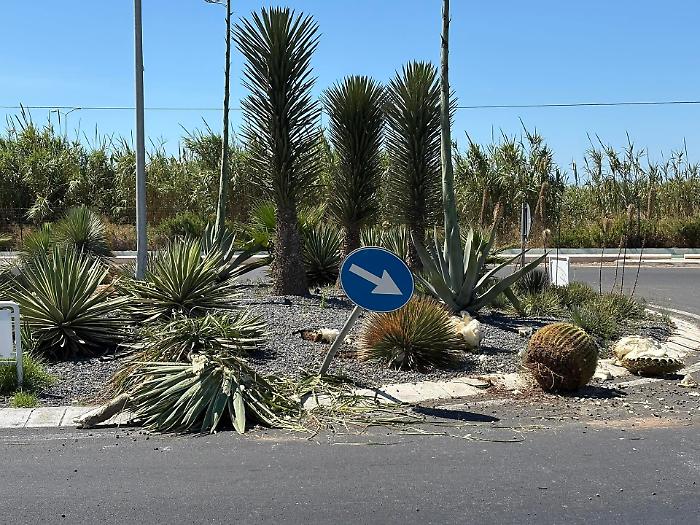 Marina di Ragusa: non vede la rotatoria, va dritto con l'auto e causa un incidente. Accade a Maulli