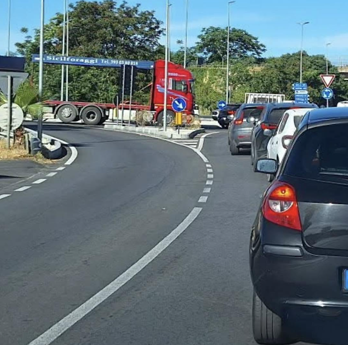 Caos e file chilometriche all'uscita di Ragusa: "Lavori per un allaccio fognario, saranno conclusi in giornata"