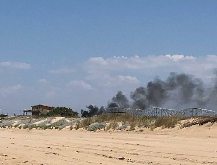 Scoglitti, bruciano la plastica in pieno giorno: il senso di impunit&agrave; continua a crescere