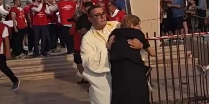 Pozzallo, il sacerdote solleva di peso un'anziana per metterla al riparo dai fuochi d'artificio