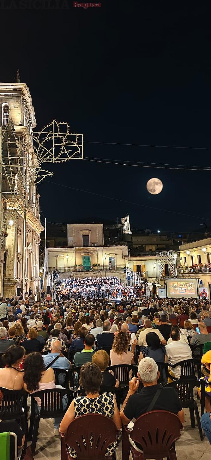 Chiaramonte, una serata indimenticabile con l'orchestra e il coro del teatro Massimo Bellini di Catania