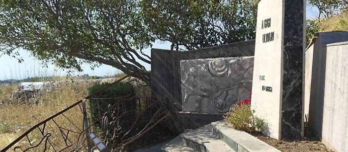 Modica, la stele dedicata a Gigi Olivari abbandonata a se stessa