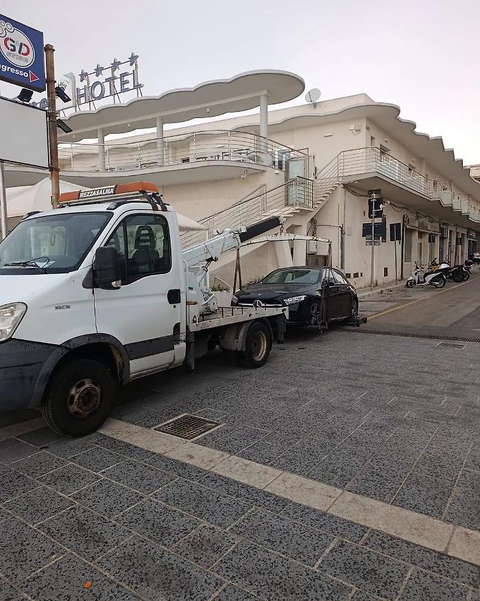 Auto in piazza Duca degli Abruzzi a Marina di Ragusa, scatta il sequestro permanente