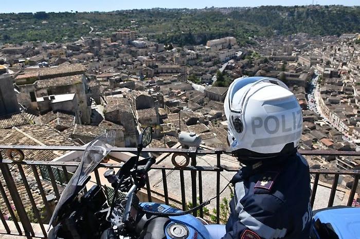 Pozzallo, 19enne denunciato per porto abusivo di armi