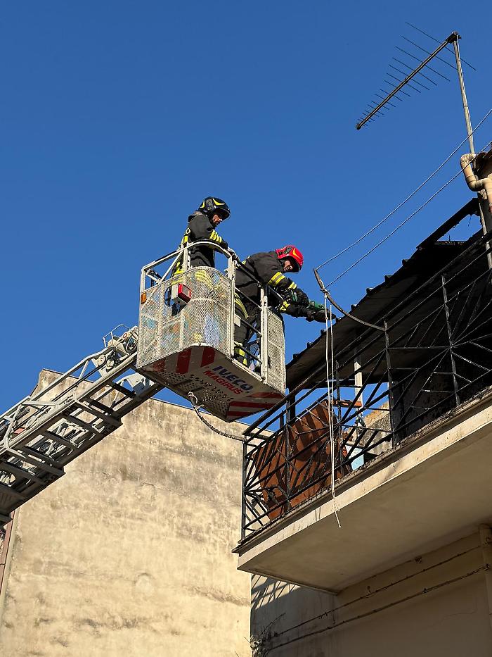Acate, incendio in una veranda: i vigili del fuoco evitano il peggio