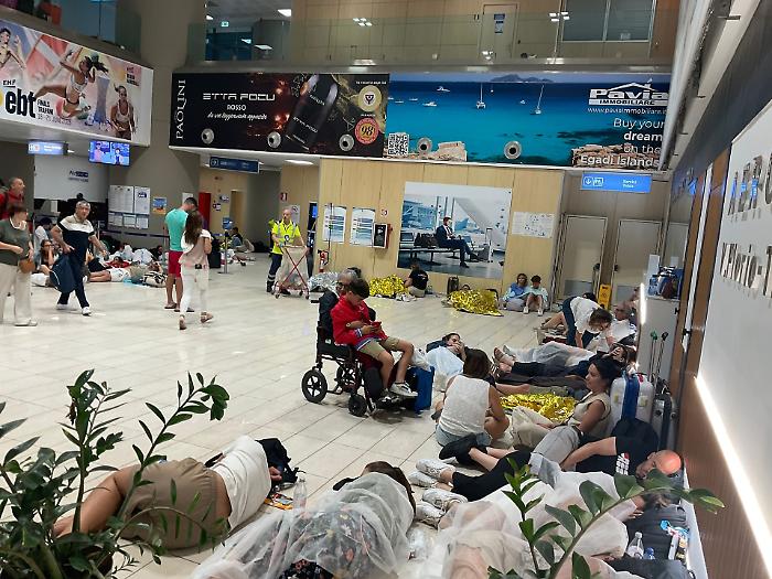 Caos voli per l'Etna: l'aeroporto di Catania riapre ma i consumatori denunciano i gravi disagi a Trapani