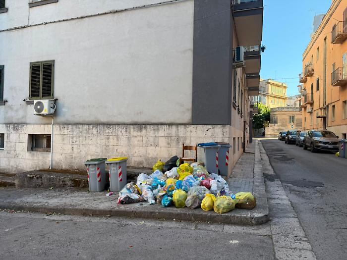 Ragusa in movimento: "Cumulo di rifiuti in piazza monsignor Arezzi, insopportabile"