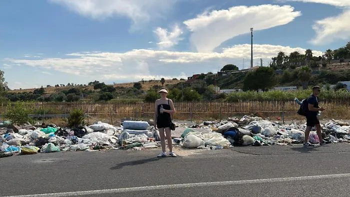 La Sicilia delle vacanze "sfregiata" dai rifiuti: la Statale 114, sommersa da cumuli, mostra il volto peggiore dell'isola