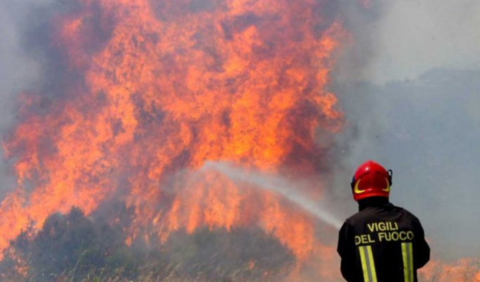 Siracusa, il fuoco corre tra i palazzi: paura tra via Antonello da Messina e via Bulgaria, residenti in strada e un distributore sfiorato dalle fiamme