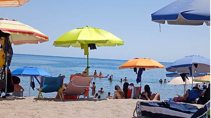 La parola all'esperto: &laquo;Anziani e fragili evitino il mare l&rsquo;ombrellone non &egrave; un rimedio&raquo;