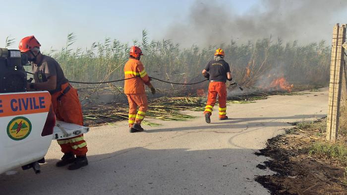Tre squadre in campo e quattro incendi spenti a Vittoria, Acate e Comiso