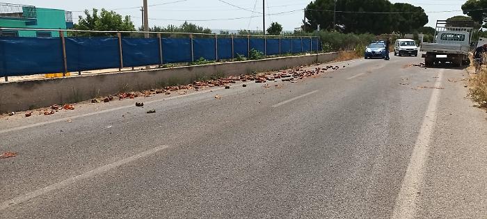 Vittoria, furgone coinvolto in un incidente stradale perde il carico di peperoni