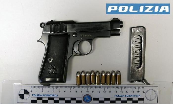 Comiso, addosso una pistola clandestina e munizioni alterate