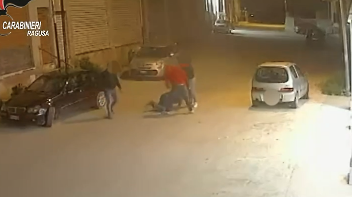 Rissa a Donnalucata: in tre pestano un 70enne