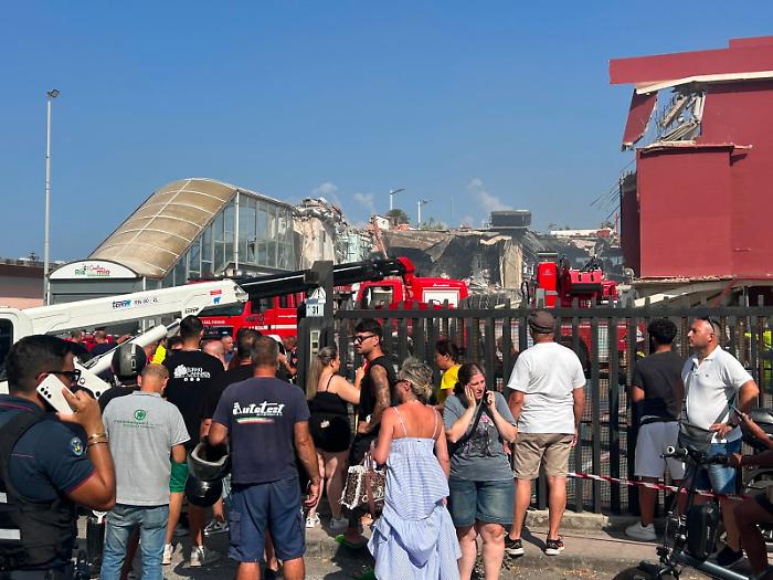 Notte di ricerche, ancora nessuna traccia dei 6 dispersi. A complicare i soccorsi un incendio che cova sotto le macerie