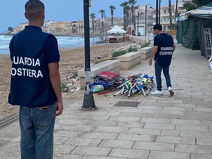 La spiaggia non si prenota: sequestrati 84 ombrelloni sul litorale sciclitano
