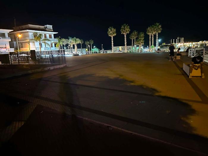 Marina di Ragusa, piazzetta da oltre tre mesi al buio. Caruso non ci sta