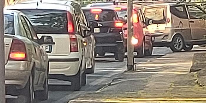 Modica, auto contro palo in via Nazionale