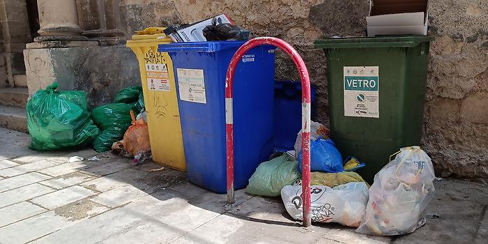 Modica, conati di vomito per i turisti sopraffatti dall'odore nauseabondo dei rifiuti abbandonati nelle viuzze