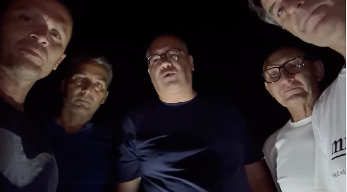 Ispica e le pietre lasciate sulla spiaggia, il sindaco trascorre il sabato sera a rimuoverle