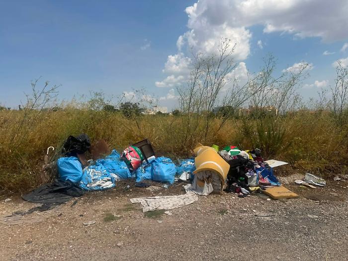 Ragusa e la strada ricettacolo di rifiuti, la denuncia dell'attore e regista Germano Martorana