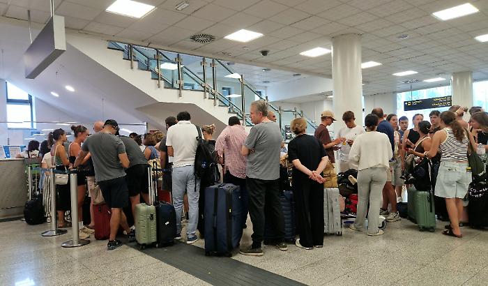 Etna, la vacanza finisce in aeroporto: l&rsquo;ansia dei passeggeri tra voli cancellati e partenze da altri scali