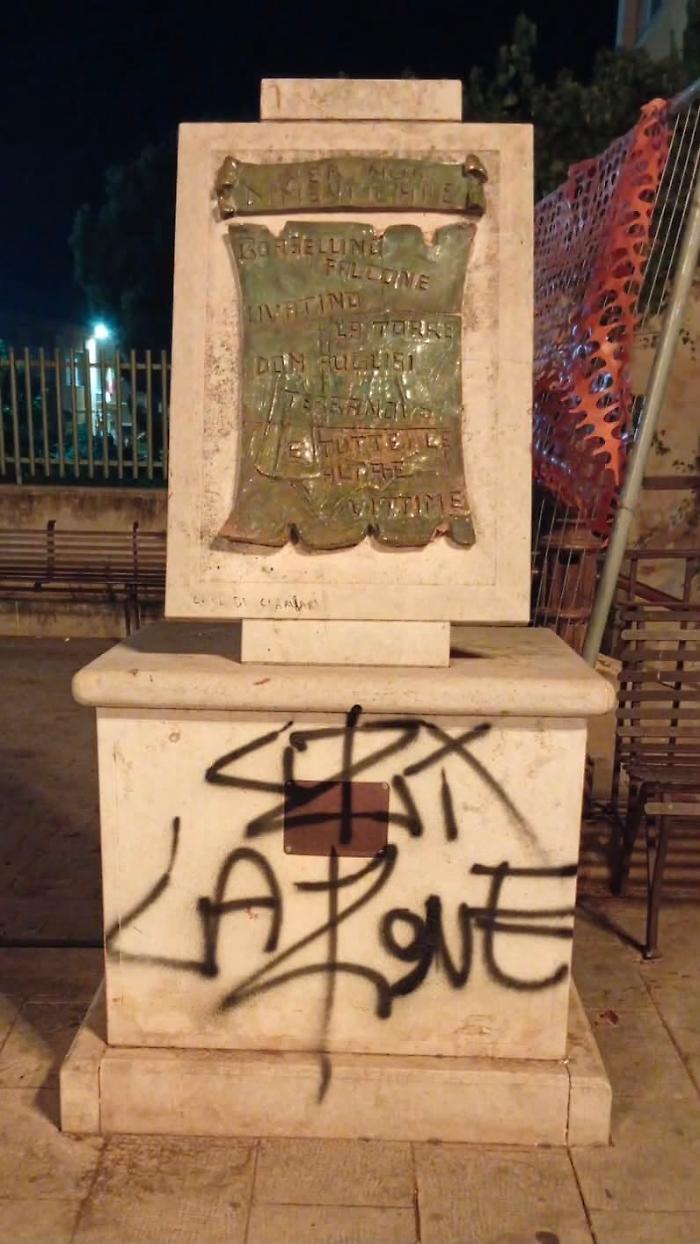 Ispica e la stele imbrattata, il sindaco denuncia ai carabinieri