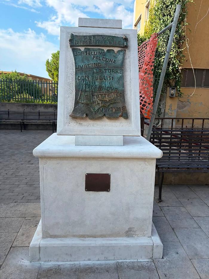 Ispica, la stele delle vittime di mafia torna al suo decoro originario