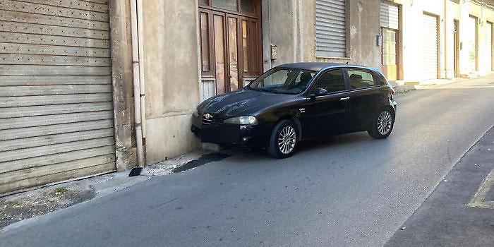 Modica, abbandona l'auto dopo un incidente stradale: traffico in tilt