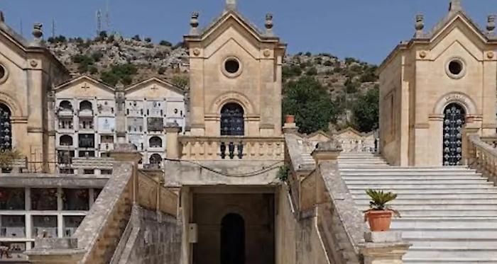 Scicli, carenza d'acqua al cimitero comunale