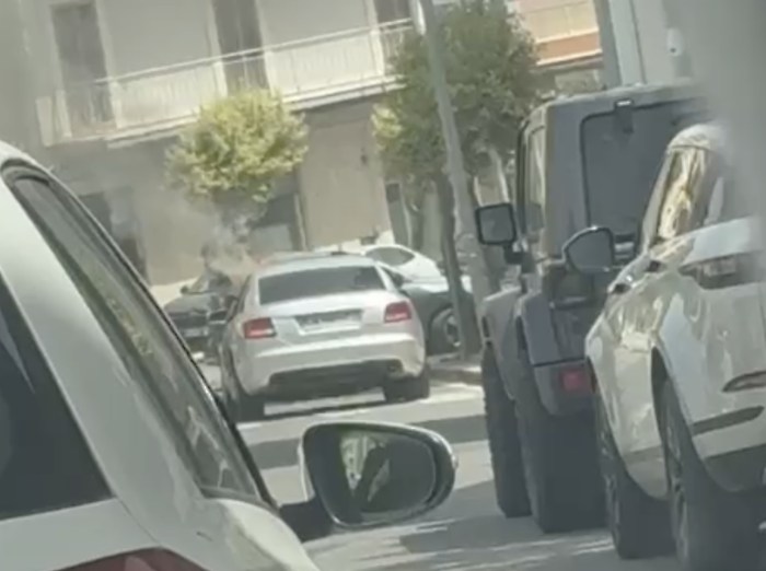 Alte temperature, auto al rogo a Ragusa